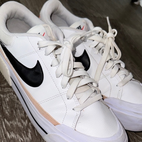 Nike White and Black Women's Sneakers - Picture 6 of 6